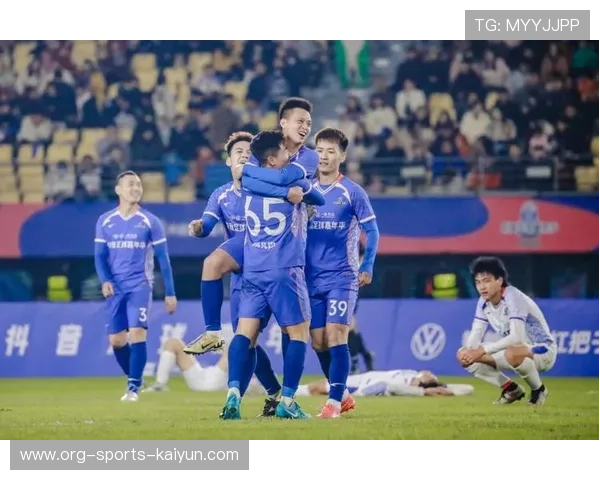 关键时刻的足球比赛中球队力挽狂澜，这场足球赛的胜败取决于队员们的齐心协力