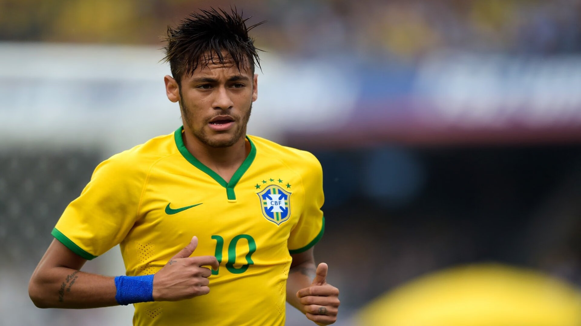 国际热身赛中国女足逆袭 球迷热情高涨，国足热身赛大胜